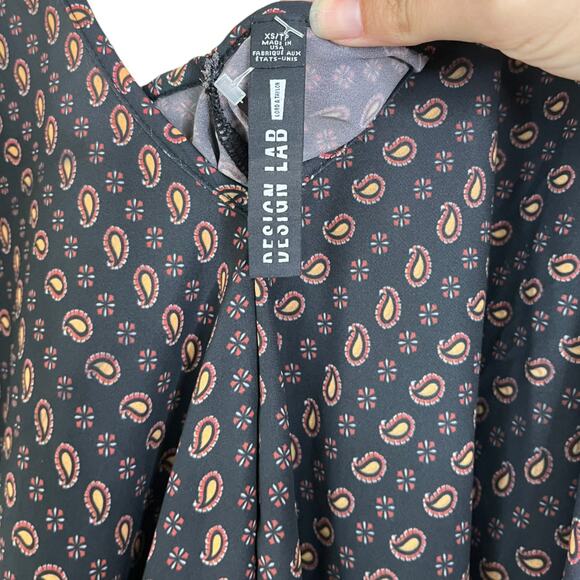 Design Lab Lord & Taylor paisley cold shoulder flowy shirt XS NWOT - Picture 3 of 4